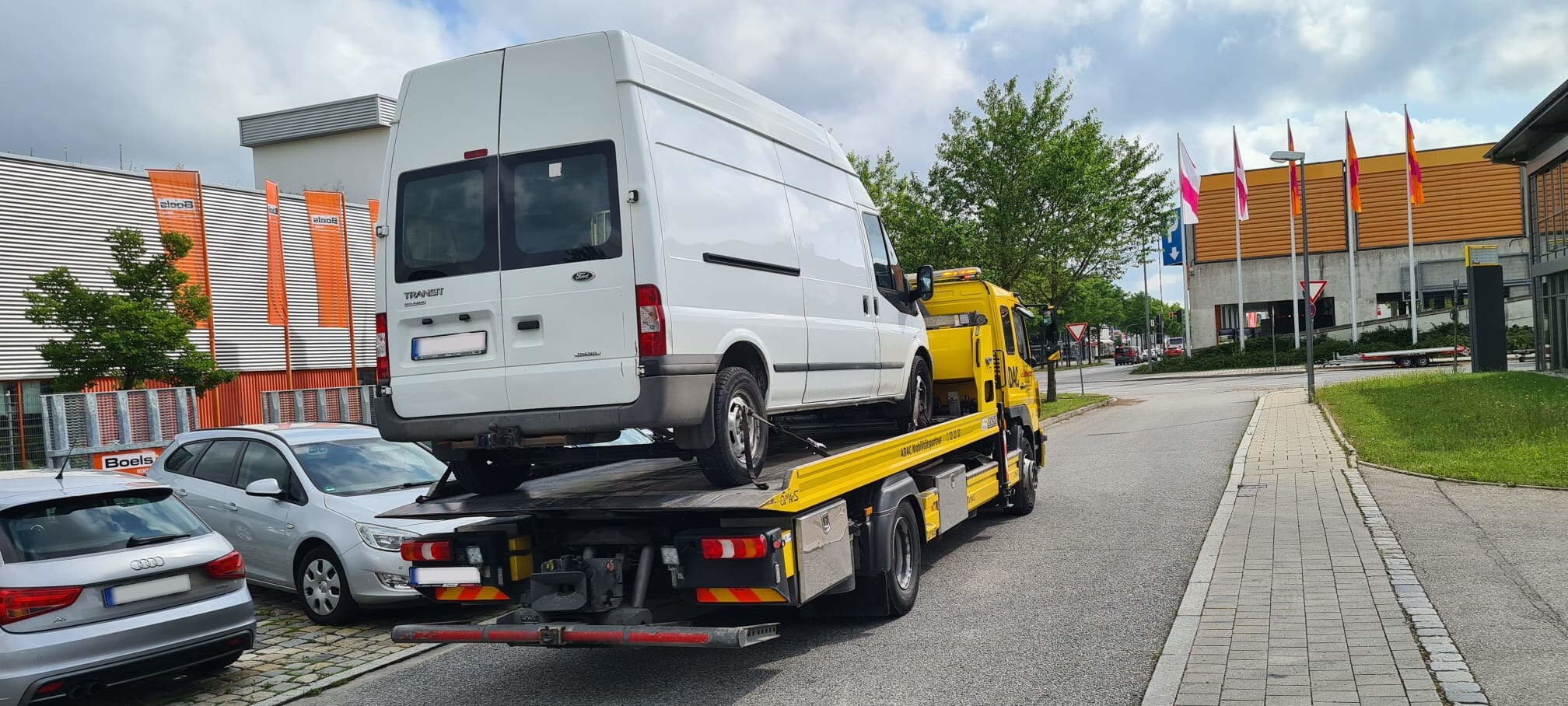 Kleintransporter wird abgeschleppt