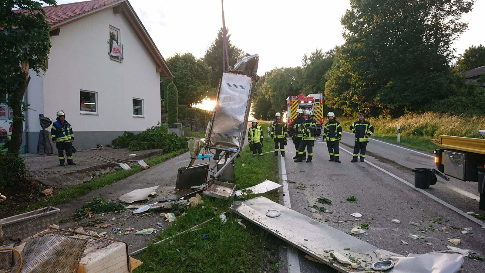 Teile auf der Straße nach Unfall