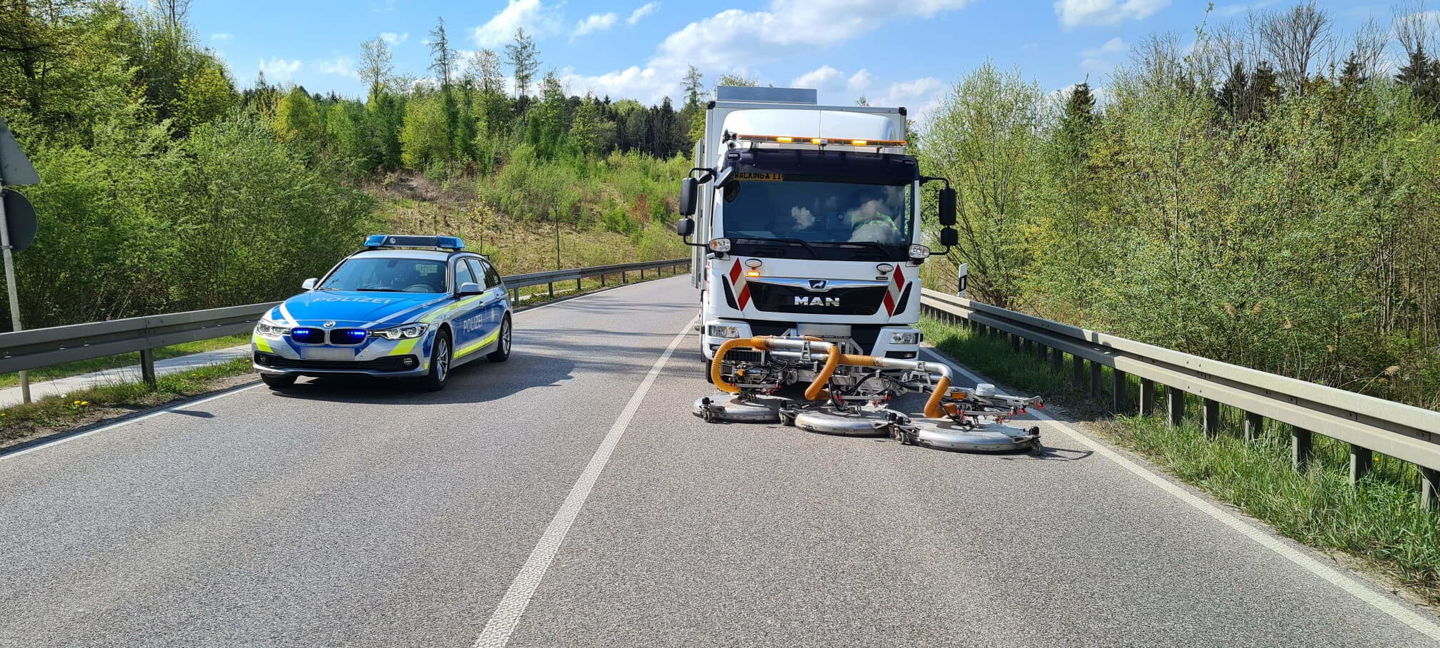 Ölspurhexe und Polizeiauto